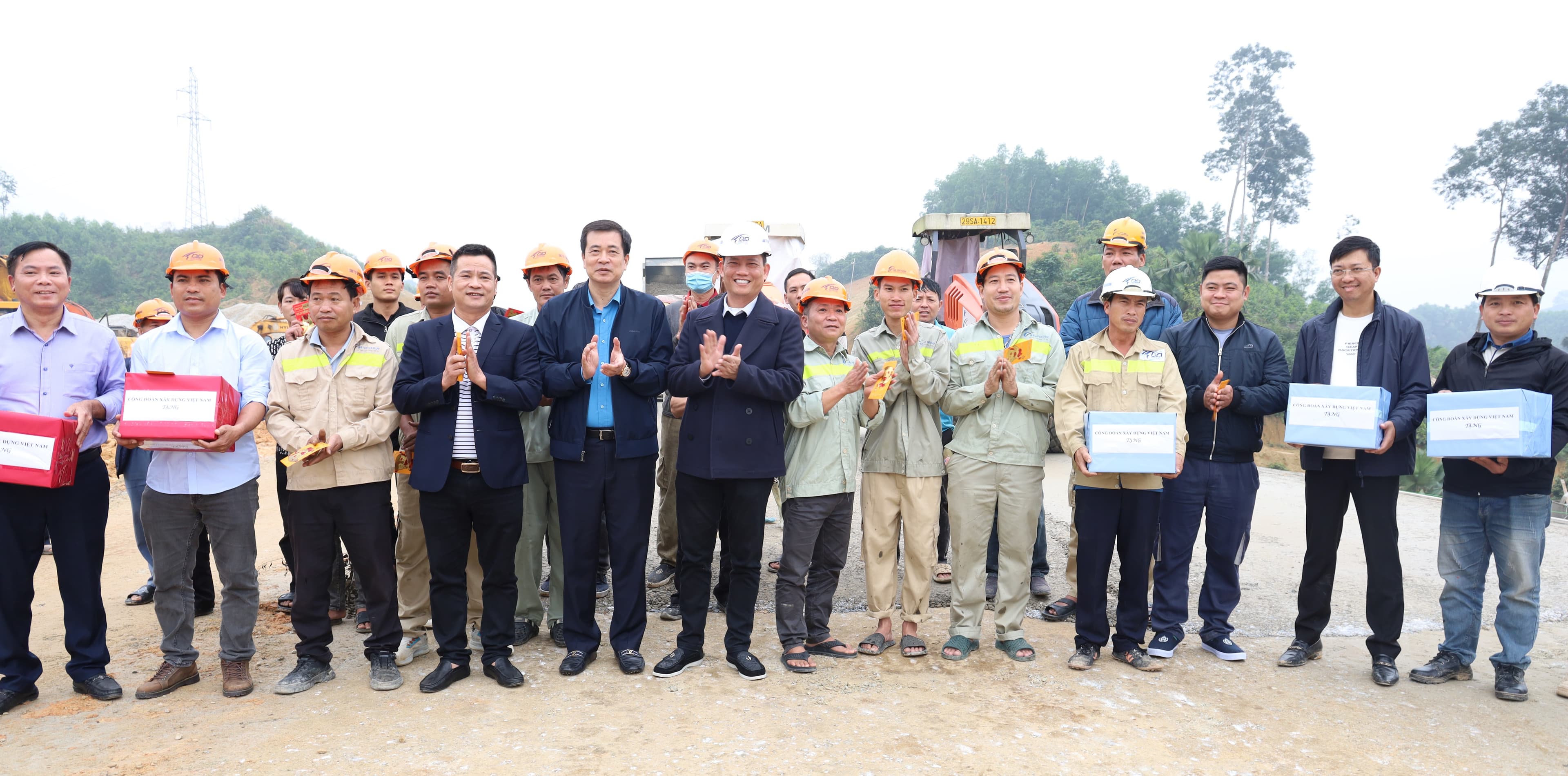 Công đoàn Xây dựng Việt Nam thăm, tặng quà đoàn viên, người lao động Tập đoàn Xây dựng Đông Dương trong ngày ra quân đầu năm trên tuyến cao tốc Tuyên Quang – Hà Giang